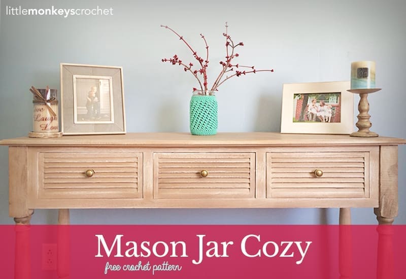 Mason Jar Cozy | Free Crochet Pattern by Little Monkeys Crochet (lwww.littlemonkeyscrochet.com)